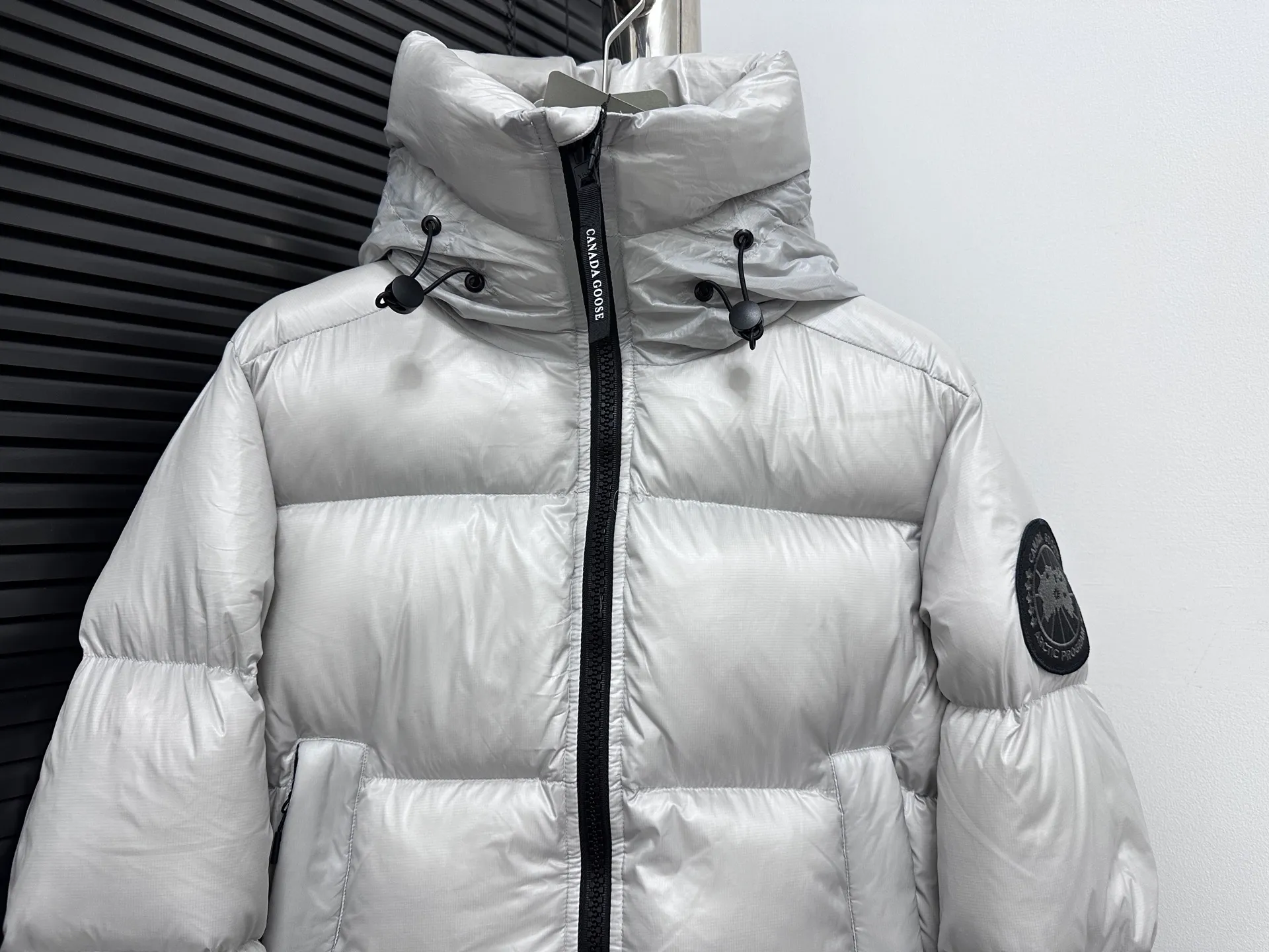 P780 [𝘾𝘼𝙉𝘼𝘿𝘼 𝙂𝙊𝙊𝙎𝙀] Canada Goose's limited new Crofton puff down jacket, top version, ceiling level Crofton soft loaf, 2024 latest style, cold protection effect up to level 4, using recycled Feather-Light tear-resistant fabric, ultra-light, no weight on the upper body at all! The unique black label highlights your temperament‼ ️ Canada Goose, a Canadian brand, has always been recognized as the warmest down jacket. Various Instagram celebrities, Internet celebrities, and celebrities often wear it for street photos. I make Canada Goose every year, but I still can't get rid of my love for it. No matter how cold the days are, there is no need to be afraid, because there is! Filled with 90% white duck down, it is the legendary warmest down jacket and is known as a must-have for Arctic outdoor sports! The most popular down jacket in the world, celebrities are rushing to buy it, it is a must-have!  Size: S~XXL